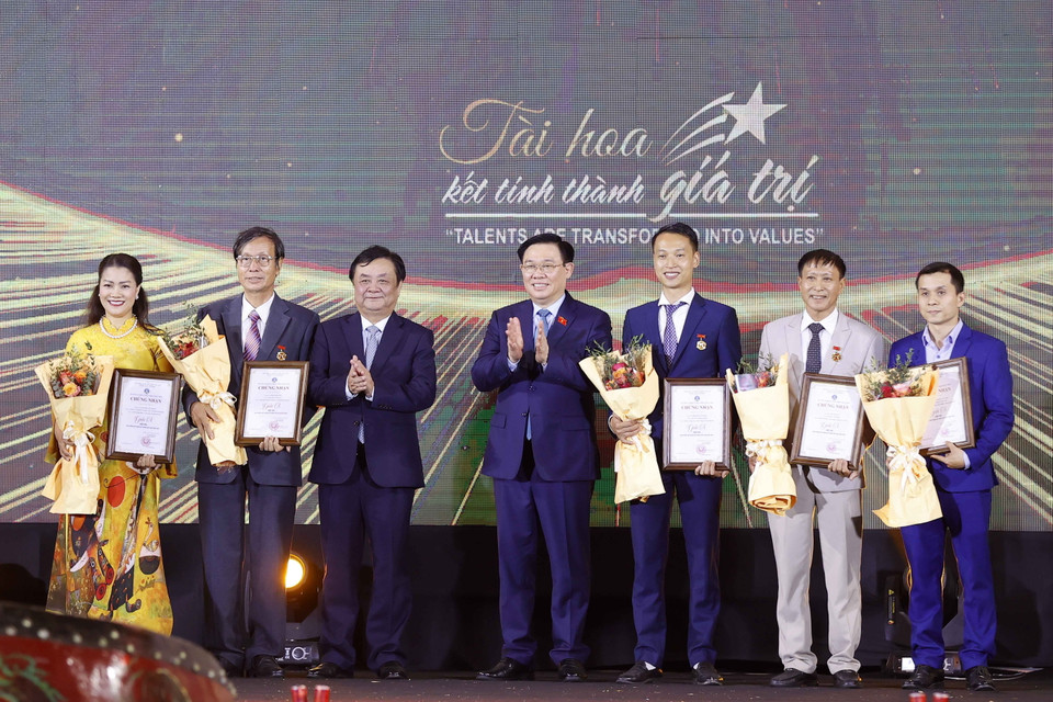 Chủ tịch Quốc hội Vương Đình Huệ và Bộ trưởng Bộ Nông nghiệp và Phát triển Nông thôn Lê Minh Hoan trao giải A cho các nghệ nhân tham dự Festival. (Ảnh: Doãn Tấn/TTXVN)