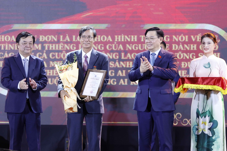 Chủ tịch Quốc hội Vương Đình Huệ và Bộ trưởng Bộ Nông nghiệp và Phát triển Nông thôn Lê Minh Hoan trao giải A cho các nghệ nhân tham dự Festival. (Ảnh: Doãn Tấn/TTXVN)