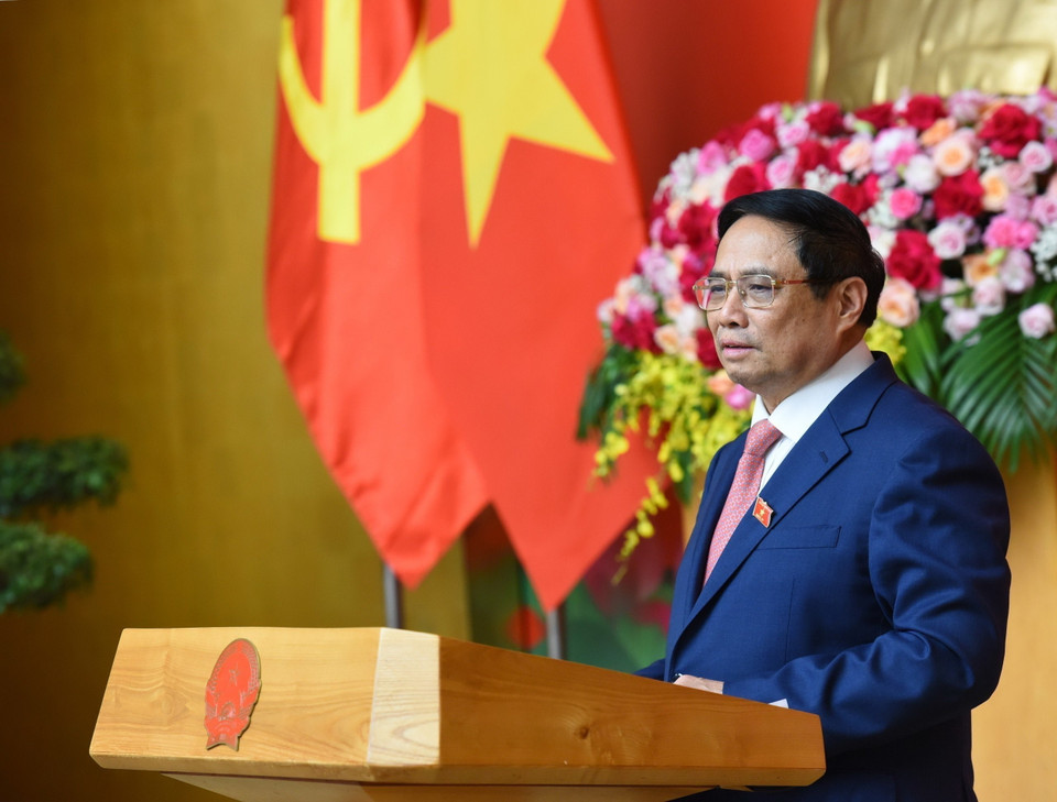 Thủ tướng Phạm Minh Chính chúc mừng các nguyên lãnh đạo Chính phủ nhận Huy hiệu Đảng. (Ảnh: Dương Giang/TTXVN)