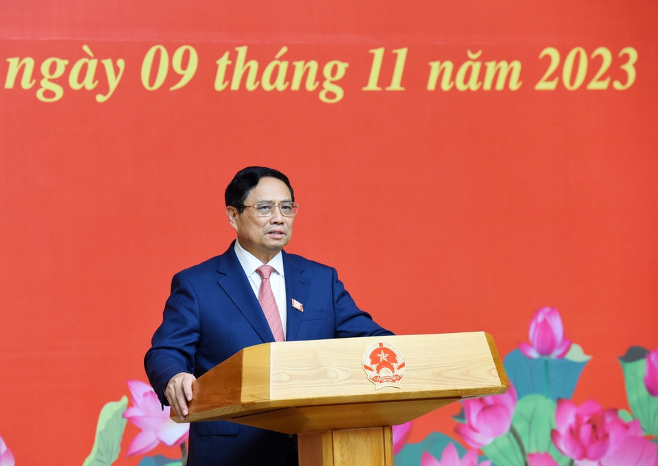 Thủ tướng Phạm Minh Chính chúc mừng các nguyên lãnh đạo Chính phủ nhận Huy hiệu Đảng. (Ảnh: Dương Giang/TTXVN)