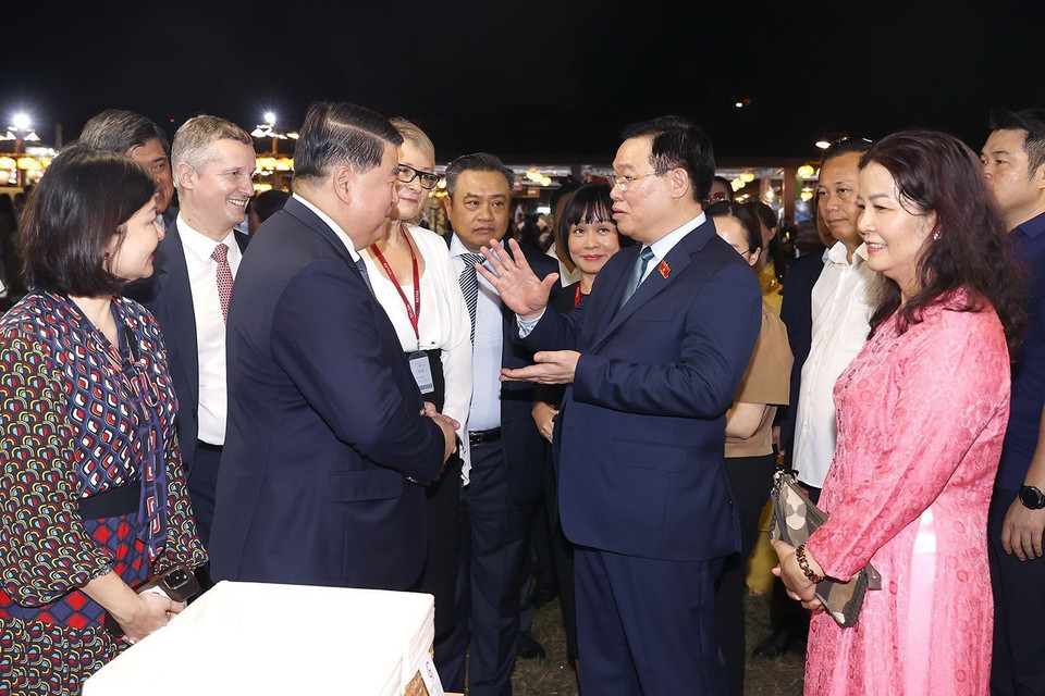 Chủ tịch Quốc hội Vương Đình Huệ tham quan gian hàng tại Khu trưng bày sản phẩm tham gia Hội thi Sản phẩm Thủ công Mỹ nghệ năm 2023. (Ảnh: Doãn Tấn/TTXVN)