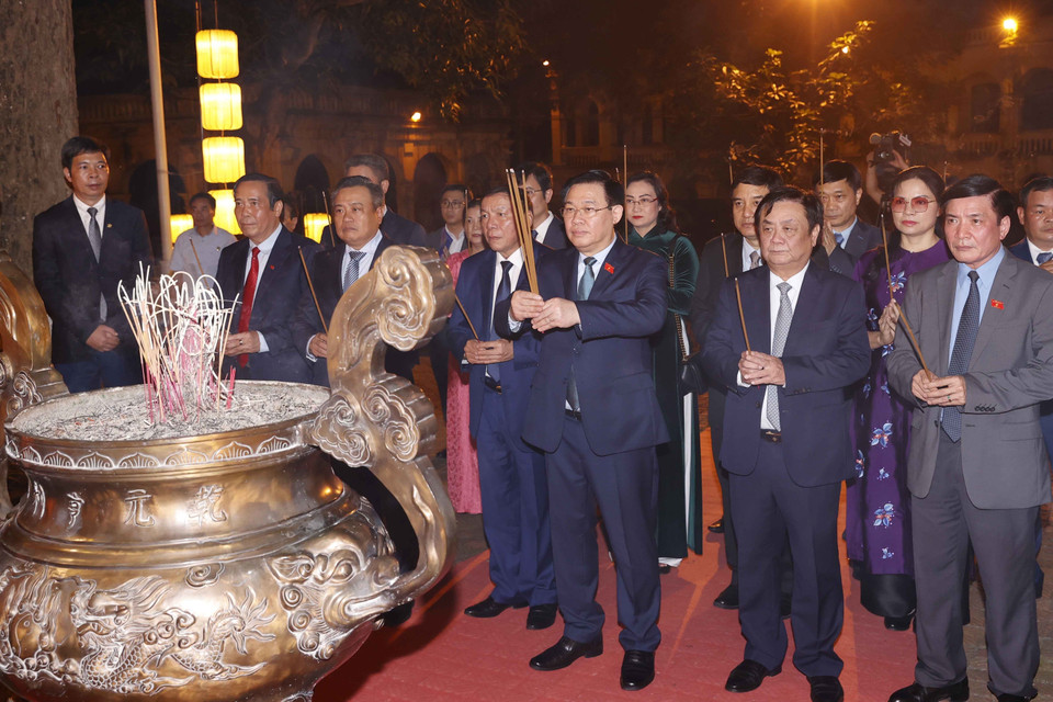 Chủ tịch Quốc hội Vương Đình Huệ dâng hương tại Khu Di tích Hoàng thành Thăng Long. (Ảnh: Doãn Tấn/TTXVN)