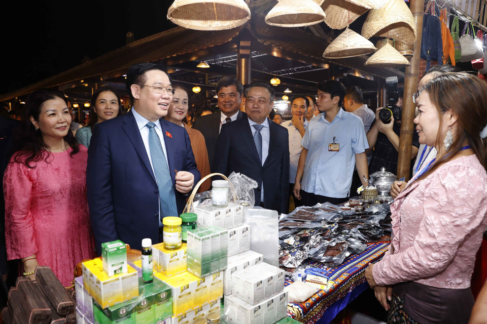 Chủ tịch Quốc hội Vương Đình Huệ tham quan gian hàng tại Khu trưng bày sản phẩm tham gia Hội thi Sản phẩm Thủ công Mỹ nghệ năm 2023. (Ảnh: Doãn Tấn/TTXVN)