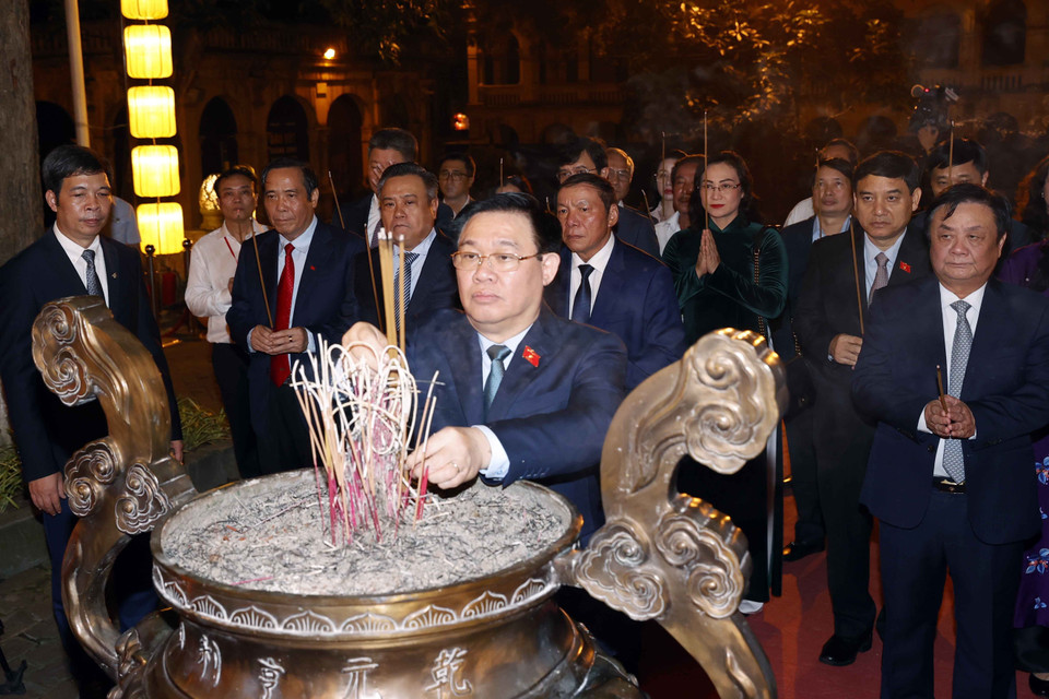 Chủ tịch Quốc hội Vương Đình Huệ dâng hương tại Khu Di tích Hoàng thành Thăng Long. (Ảnh: Doãn Tấn/TTXVN)