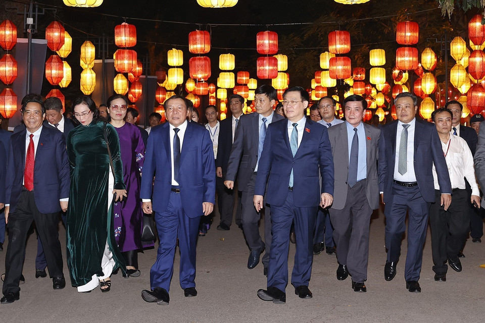 Chủ tịch Quốc hội Vương Đình Huệ dự Festival Bảo tồn và Phát triển Làng nghề Việt Nam năm 2023. (Ảnh: Doãn Tấn/TTXVN)