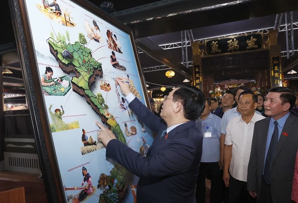 Chủ tịch Quốc hội Vương Đình Huệ ký trên sản phẩm làng nghề tại Khu trưng bày sản phẩm tham gia hội thi sản phẩm thủ công mỹ nghệ năm 2023. (Ảnh: Doãn Tấn/TTXVN)