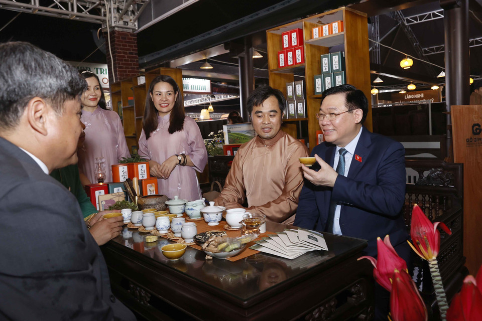 Chủ tịch Quốc hội Vương Đình Huệ thưởng thức trà tại Khu trưng bày sản phẩm tham gia Hội thi Sản phẩm Thủ công Mỹ nghệ năm 2023. (Ảnh: Doãn Tấn/TTXVN)