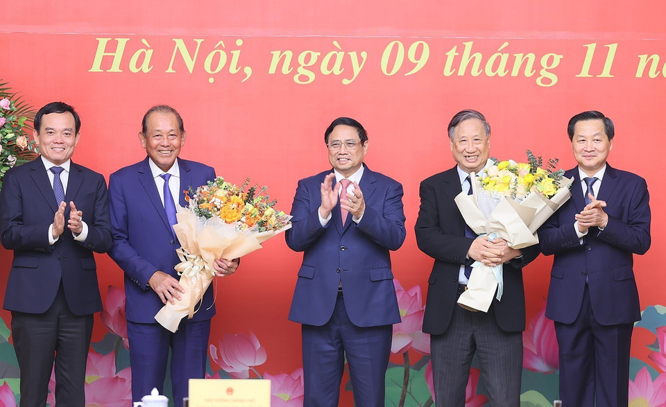 Thủ tướng Phạm Minh Chính chúc mừng ông Trương Hòa Bình và ông Phạm Gia Khiêm. (Ảnh: Dương Giang/TTXVN)