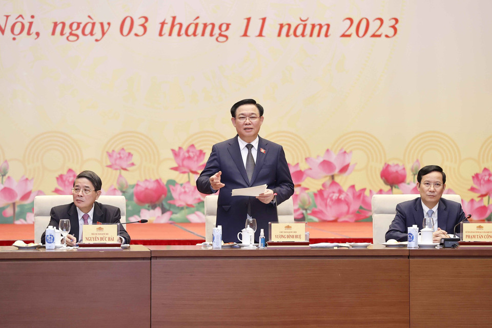 Chủ tịch Quốc hội Vương Đình Huệ gặp mặt Đoàn Đại biểu Doanh nghiệp gia đình tiêu biểu cả nước. (Ảnh: Doãn Tấn/TTXVN)