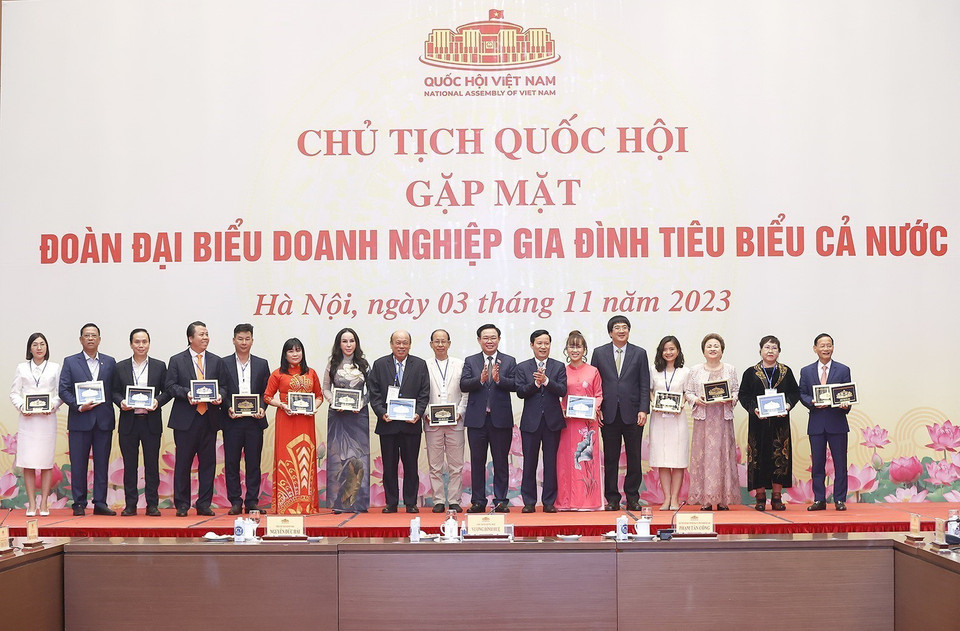 Chủ tịch Quốc hội Vương Đình Huệ tặng quà lưu niệm các đại biểu. (Ảnh: Doãn Tấn/TTXVN)