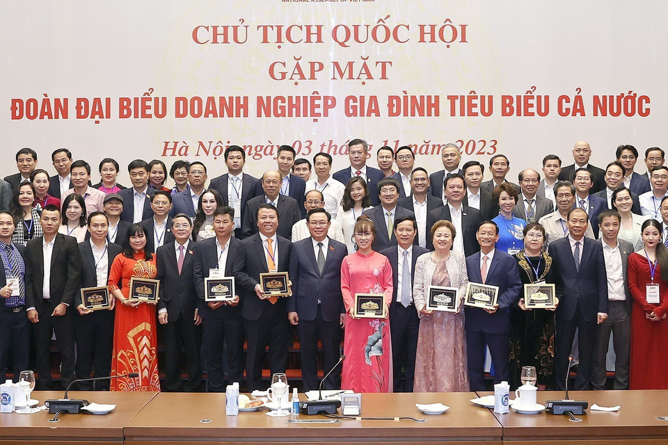 Chủ tịch Quốc hội Vương Đình Huệ với các đại biểu. (Ảnh: Doãn Tấn/TTXVN)