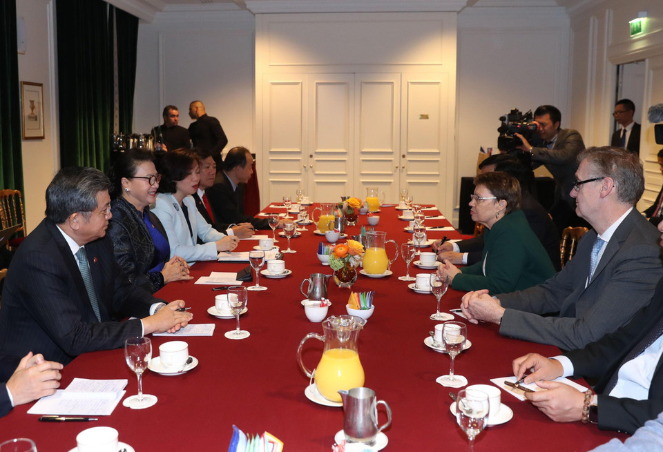 Chủ tịch Quốc hội Nguyễn Thị Kim Ngân tiếp lãnh đạo Tập đoàn Hàng không vũ trụ và quốc phòng (Safran) của Pháp. (Ảnh: Trọng Đức/TTXVN)