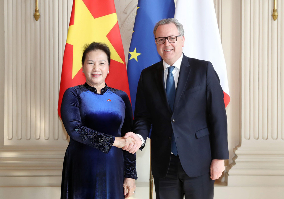 Chủ tịch Hạ viện Pháp Richard Ferrand đón Chủ tịch Quốc hội Nguyễn Thị Kim Ngân. (Ảnh: Trọng Đức/TTXVN)