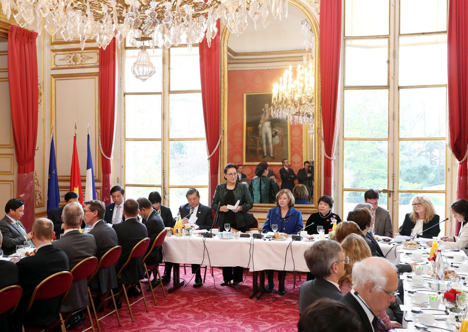 Chủ tịch Quốc hội Nguyễn Thị Kim Ngân gặp gỡ Nhóm nghị sỹ hữu nghị Pháp-Việt. (Ảnh: Trọng Đức/TTXVN)