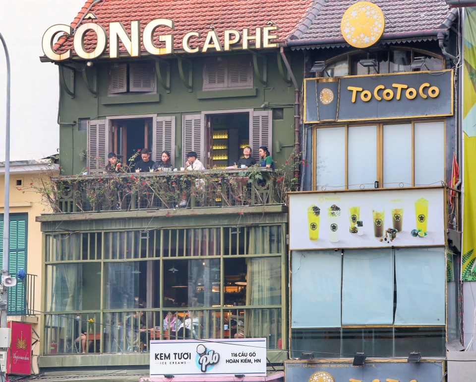 Bất chấp việc các quán cà phê có liên quan tới nhiều ca dương tính với COVID-19, người vẫn tụ tập tại đây. (Ảnh: Tuấn Đức/TTXVN)