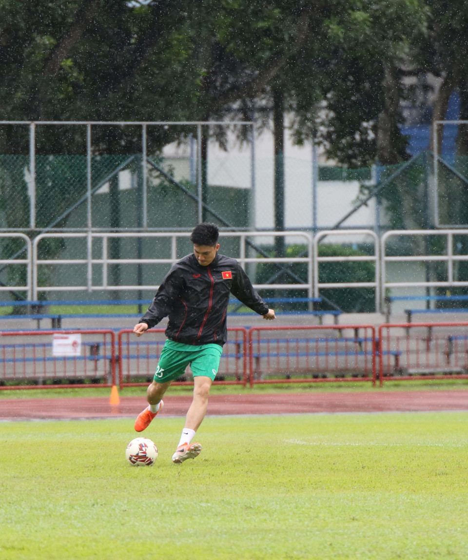 Thủ môn Nguyễn Văn Hoàng trong buổi tập trên sân Hougang. (Ảnh: TTXVN)