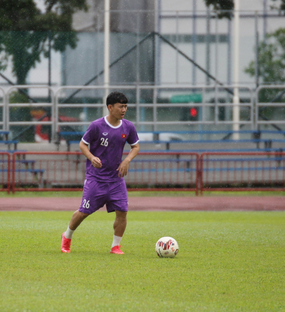 Tiền vệ Trần Minh Vương trong buổi tập trên sân Hougang. (Ảnh: TTXVN)