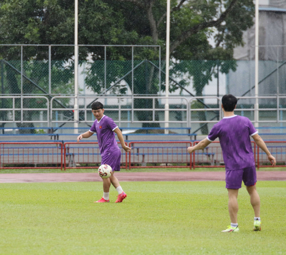 Các cầu thủ trong buổi tập trên sân Hougang. (Ảnh: TTXVN)