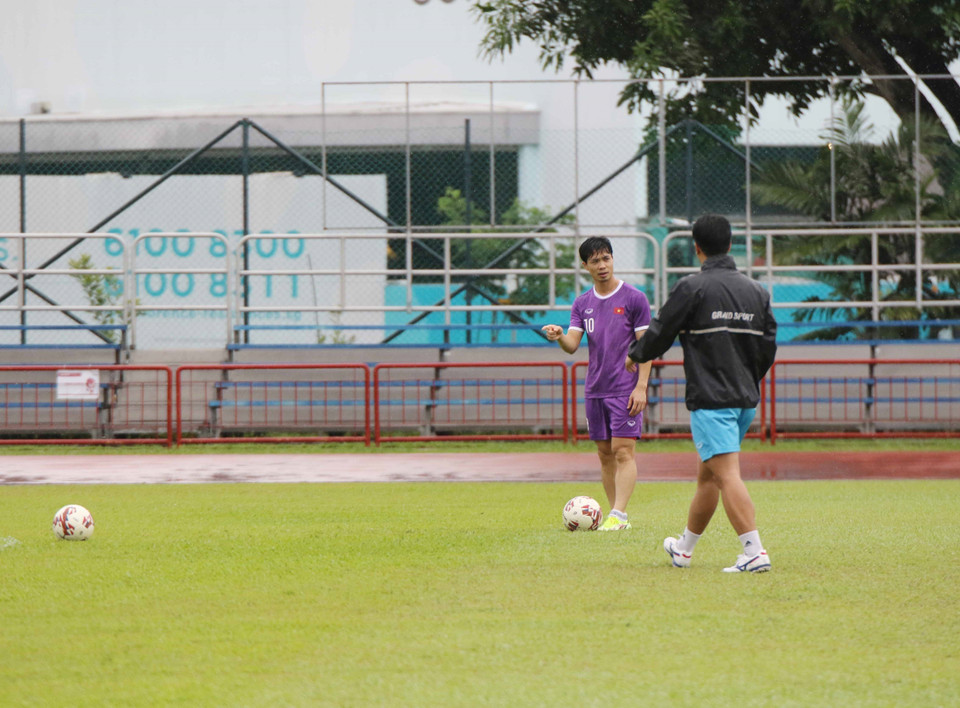 Tiền đạo Nguyễn Công Phượng trong buổi tập trên sân Hougang. (Ảnh: TTXVN)