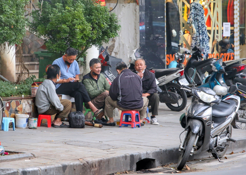 Người dân tụ tập tại các quán trà đá vỉa hè, nơi tiềm ẩn nguy cơ lây nhiễm cao. (Ảnh: Tuấn Đức/TTXVN)