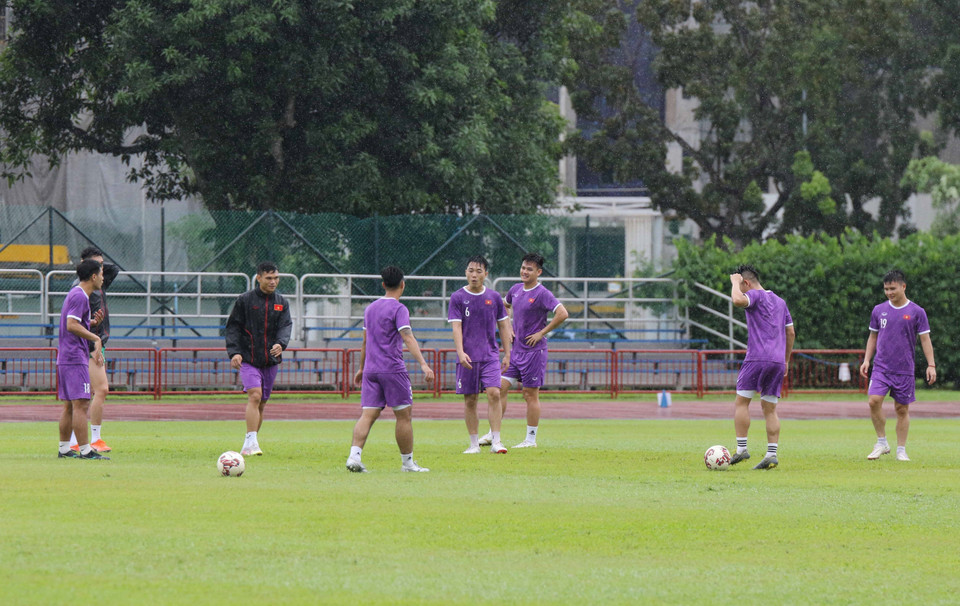 Các cầu thủ trong buổi tập trên sân Hougang. (Ảnh: TTXVN)