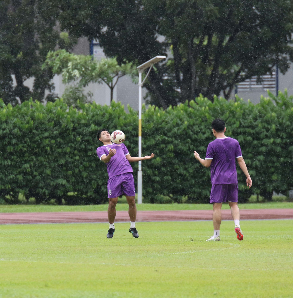 Tiền đạo Hà Đức Chinh (trái) trong buổi tập trên sân Hougang. (Ảnh: TTXVN)