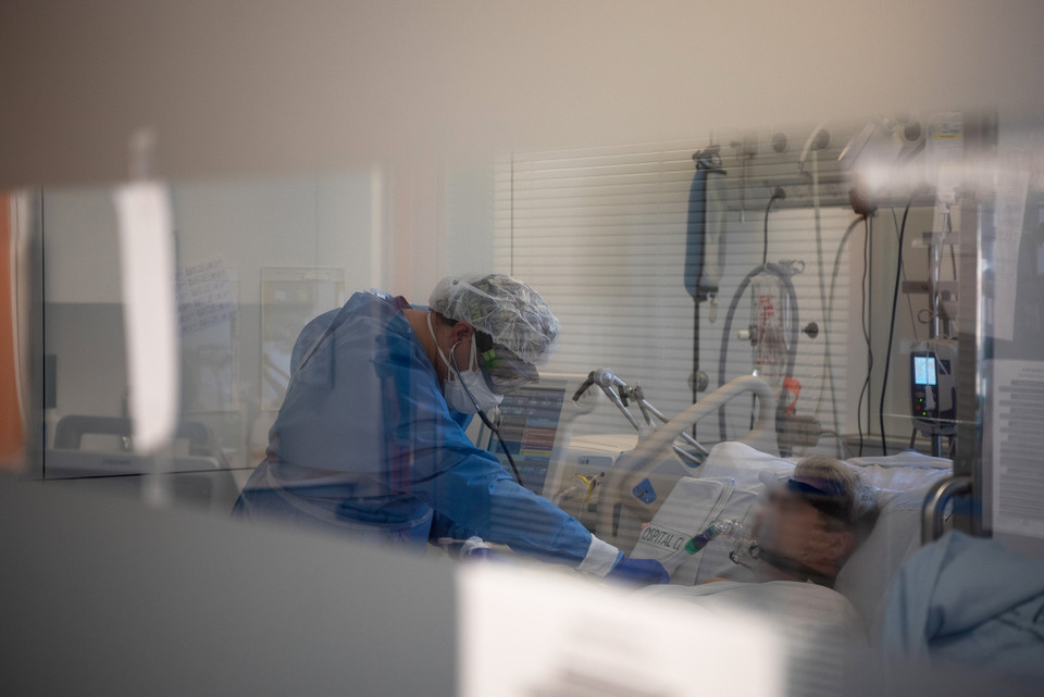 Số ca mắc mới COVID-19 hàng ngày trên toàn thế giới lần đầu tiên vượt qua 1 triệu người kể từ khi đại dịch bùng phát cách đây 2 năm. Theo thống kê của hãng tin AFP (Pháp), những con số trên được ghi nhận trong giai đoạn từ ngày 23-29/12/2021, mức cao nhất kể từ khi virus SARS-CoV-2 xuất hiện vào cuối năm 2019. Trong ảnh: Nhân viên y tế điều trị cho bệnh nhân COVID-19 tại bệnh viện ở Barcelona, Tây Ban Nha, ngày 22/12/2021. (Ảnh: THX/ TTXVN)