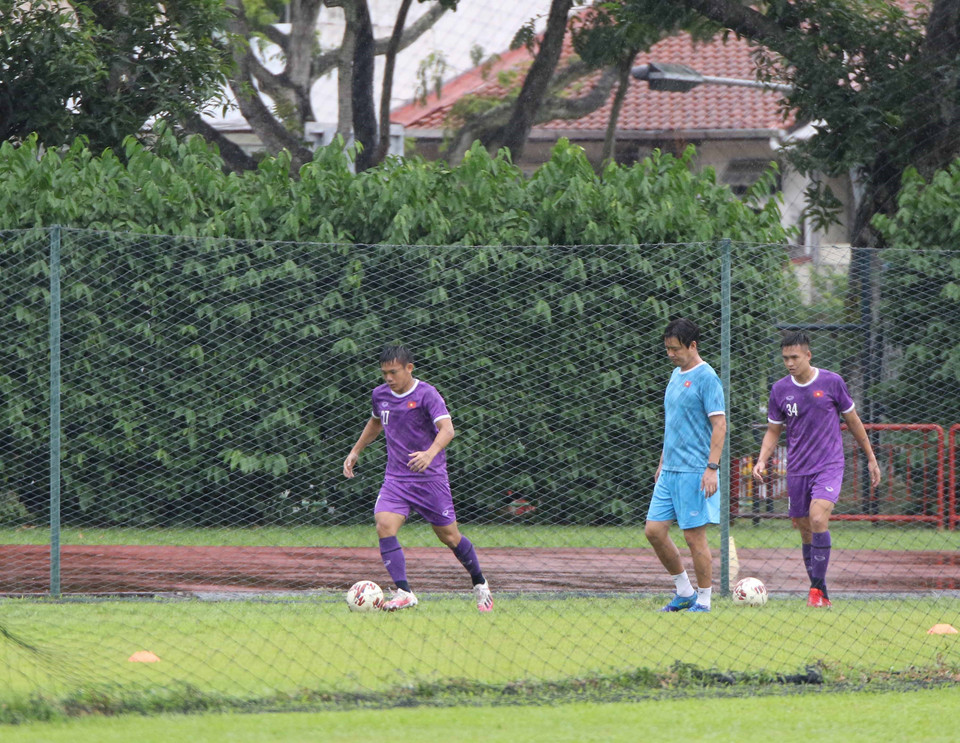 Các cầu thủ trong buổi tập trên sân Hougang. (Ảnh: TTXVN)