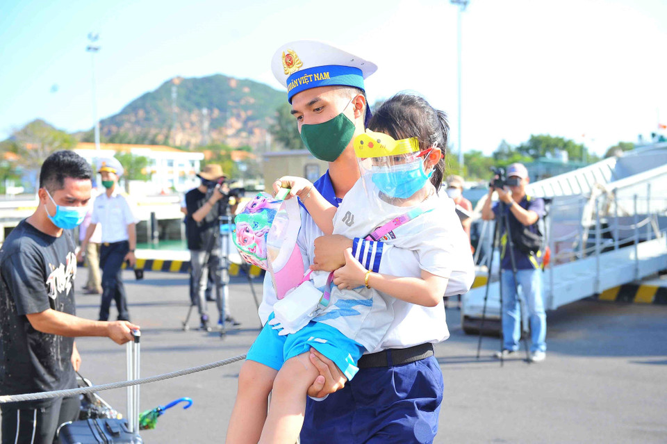 Các chiến sỹ vận chuyển nhu yếu phẩm, hàng tết lên các tàu để gửi ra cho cán bộ, chiến sỹ, nhân dân huyện đảo Trường Sa và các tàu trực trên biển. (Ảnh: Minh Đức/TTXVN)