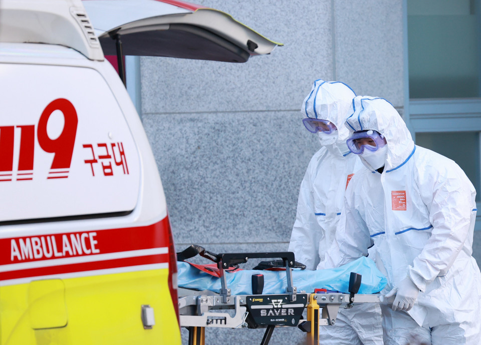 Số ca mắc mới COVID-19 hàng ngày trên toàn thế giới lần đầu tiên vượt qua 1 triệu người kể từ khi đại dịch bùng phát cách đây 2 năm. Theo thống kê của hãng tin AFP (Pháp), những con số trên được ghi nhận trong giai đoạn từ ngày 23-29/12/2021, mức cao nhất kể từ khi virus SARS-CoV-2 xuất hiện vào cuối năm 2019. Trong ảnh: Nhân viên y tế chuyển bệnh nhân COVID-19 tới bệnh viện ở Seoul, Hàn Quốc, ngày 3/12/2021. (Ảnh: Yonhap/ TTXVN)