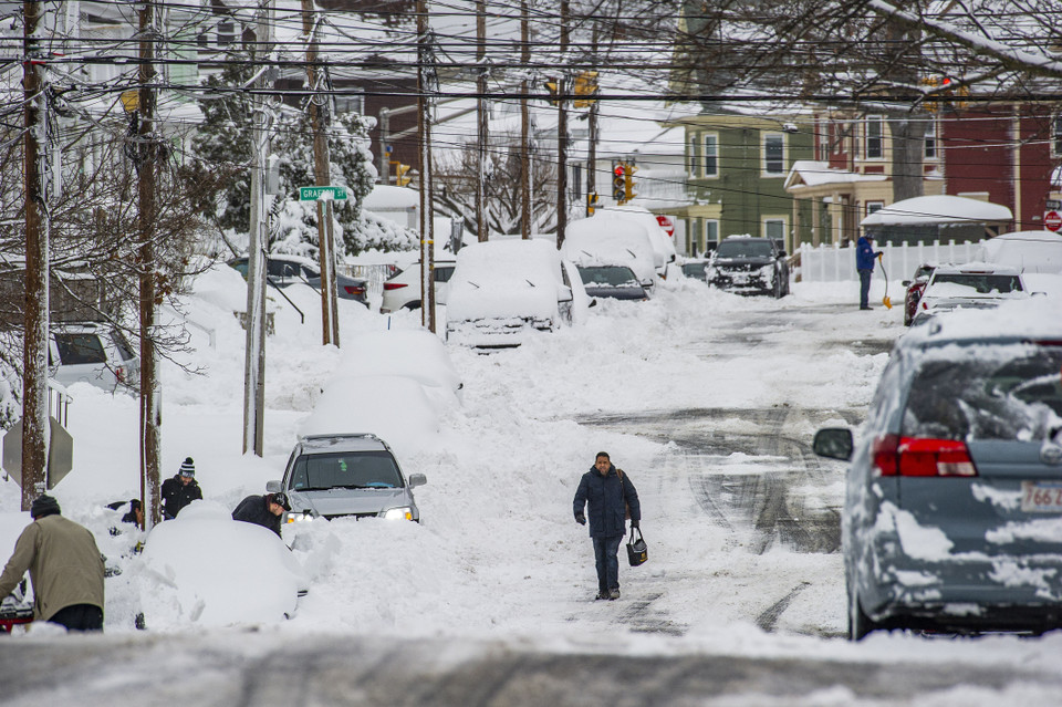 Theo ghi nhận từ các nhà khoa học từ Phòng thí nghiệm về tuyết Trung tâm Sierra (CSSL), Đại học California - Berkeley, lượng tuyết rơi ở dãy núi Sierra Nevada ở miền Tây của Mỹ trong tháng 12 năm nay đã lên mức kỷ lục. Tại CSSL gần Donner Pass ở phía Bắc Sierra Nevada ở độ cao 2.100m, tuyết đã tích dày kỷ lục tới 492 cm trong tháng 12, vượt qua con số 455 cm ghi nhận vào tháng 12/1970. Trong ảnh (tư liệu): Tuyết rơi dày đặc tại New York, Mỹ. (Ảnh: AFP/ TTXVN)
