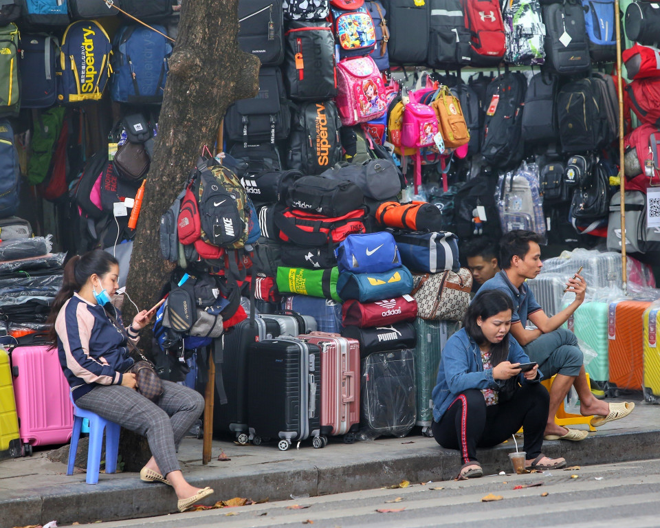 Nhiều người dân chủ quan với các biện pháp phòng, chống dịch tại nơi công cộng. (Ảnh: Tuấn Đức/TTXVN)