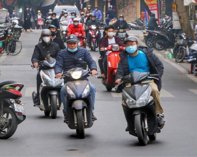 Một vài người đi đường đeo khẩu trang không đúng cách. (Ảnh: Tuấn Đức/TTXVN)