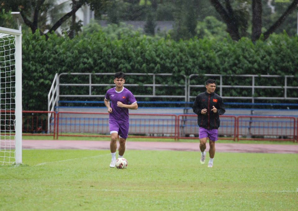 Hậu vệ Hồ Tấn Tài (trái) và hậu vệ Phạm Xuân Mạnh trong buổi tập trên sân Hougang. (Ảnh: TTXVN)