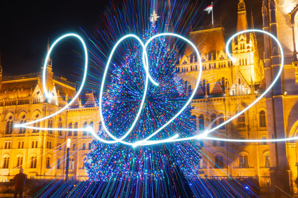 Người dân ở nhiều nơi trên thế giới háo hức chờ đón Năm mới 2022 trong bối cảnh phải tuân thủ nghiêm ngặt các biện pháp phòng dịch COVID-19 do sự lây lan của biến thể Omicron. Trong ảnh: Đường phố được trang hoàng rực rỡ đón Năm mới 2022 tại Budapest, Hungary, ngày 29/12/2021. (Ảnh: THX/ TTXVN)