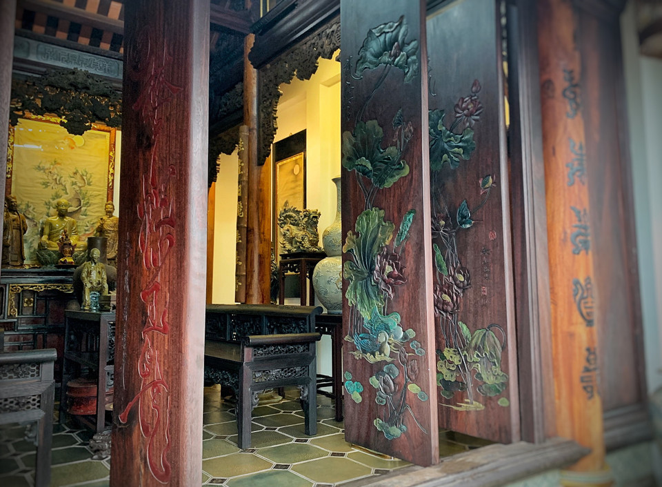 Gia chủ cho biết vì đam mê những giá trị truyền thống nên anh đã tái hiện lại nhà 5 gian Bắc Bộ trên sân thượng của ngôi nhà hiện đại đang ở. Hoa văn chạm khắc của nếp nhà gỗ đều là những hoa văn tinh xảo do anh cùng đội thợ của mình thực hiện. (Ảnh: Xuân Mai/Vietnam+)