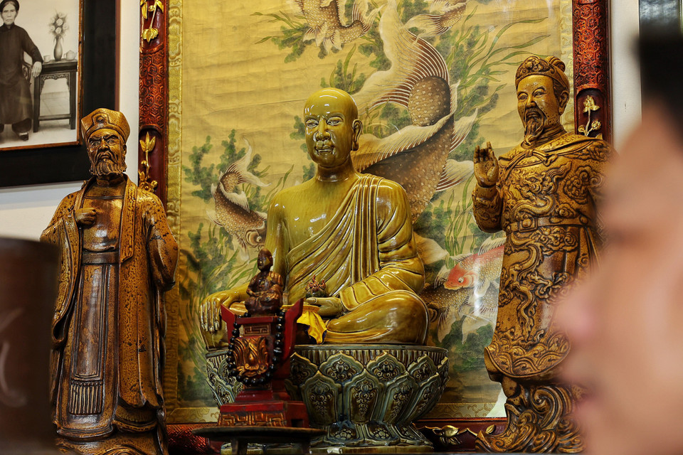 Đất thì nơi đâu cũng có, nhưng để biến đất thành 'vàng,' thành những tác phẩm gốm có hồn như thế này thì không phải ai cũng làm được. (Ảnh: Xuân Mai/Vietnam+)