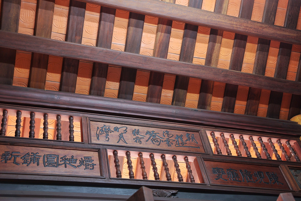 Phần mái được lợp ngói ta thủ công có màu đỏ bắt mắt, độ dốc mái vừa phải. (Ảnh: Xuân Mai/Vietnam+)