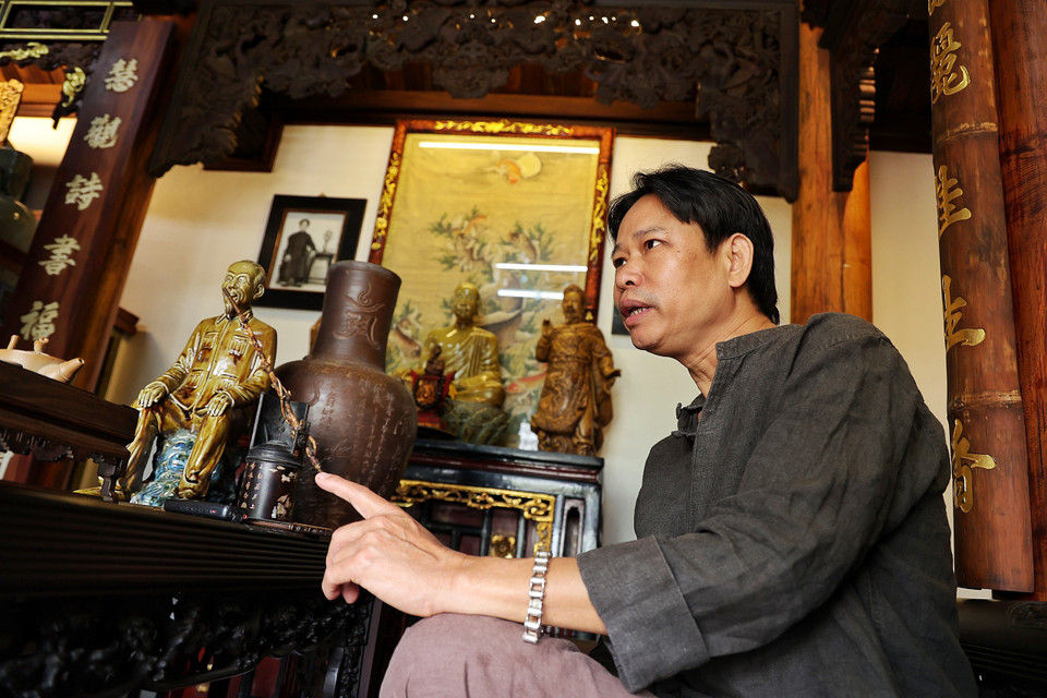 Vị gia chủ này từng tham gia trùng tu công trình gốm Cổng Nghi Môn trong cung điện Vua Lê ở Lam Kinh, Thanh Hóa; phục chế một số di tích ở Huế; trùng tu, tôn tạo Khu thủy tổ quan họ Làng Diềm, Bắc Ninh … (Ảnh: Xuân Mai/Vietnam+)