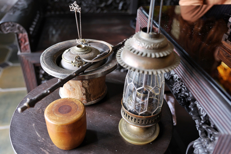 Những vật dụng cổ trang trí còn là minh chứng cho những giai đoạn phát triển của lịch sử dân tộc. (Ảnh: Xuân Mai/Vietnam+)