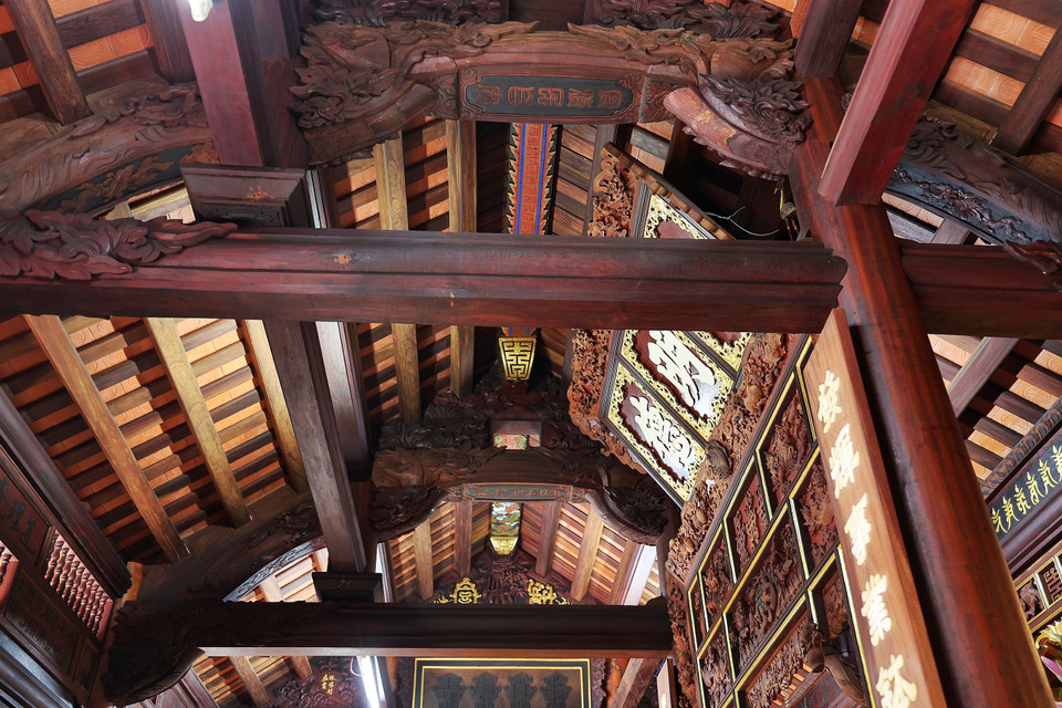 Cột nhà hoàn toàn bằng thân gỗ lớn; các vì nhà dựng lên được nối với nhau bằng hệ thống xà. (Ảnh: Xuân Mai/Vietnam+)