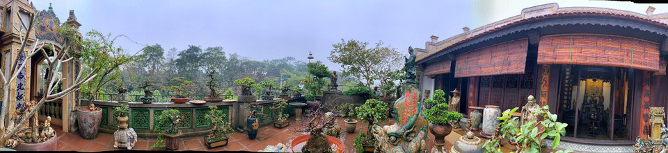 Ngôi nhà gỗ 5 gian truyền thống Bắc Bộ trên sân thượng của gia chủ có độ cao bằng những ngọn cây cổ thụ quanh đó. (Ảnh: Xuân Mai/Vietnam+)