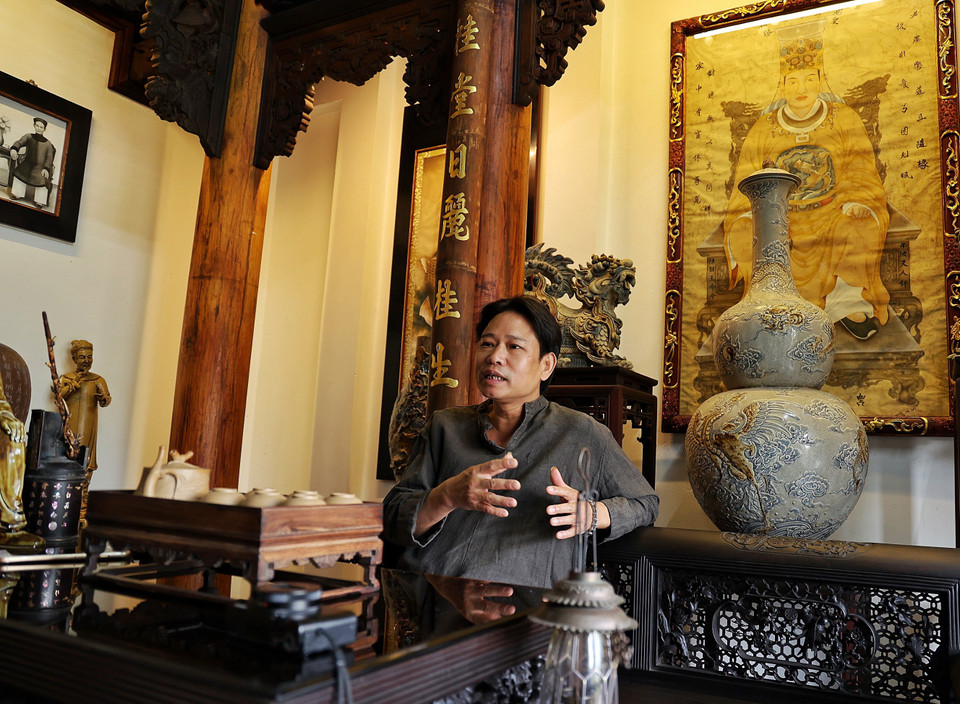 Chủ nhân không gian độc đáo có kiến trúc mang đậm hơi thở truyền thống vùng đồng bằng Bắc Bộ này là nghệ nhân ưu tú Trần Nam Tước, người con quê lúa chọn lập nghiệp ở vùng đất Bát Tràng giàu truyền thống. (Ảnh: Xuân Mai/Vietnam+)