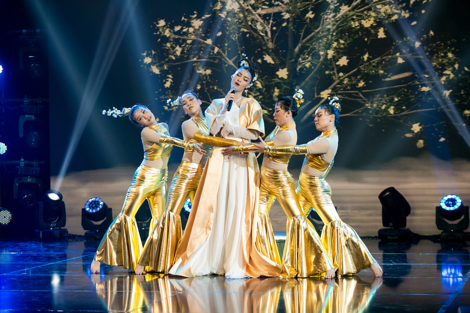 Cô cho biết đây là bài hát được viết lời từ bài thơ cùng tên của Mãn Giác Thiền sư và được nhạc sỹ Nguyễn Minh Cường phổ lại theo dòng nhạc đương đại. Đặc biệt, tận dụng kỹ năng thế mạnh viết rap, Kiều Loan đã sáng tác thêm 2 đoạn thơ Hán Việt cho phần rap cho ca khúc dự thi. (Ảnh: CTV/Vietnam+)