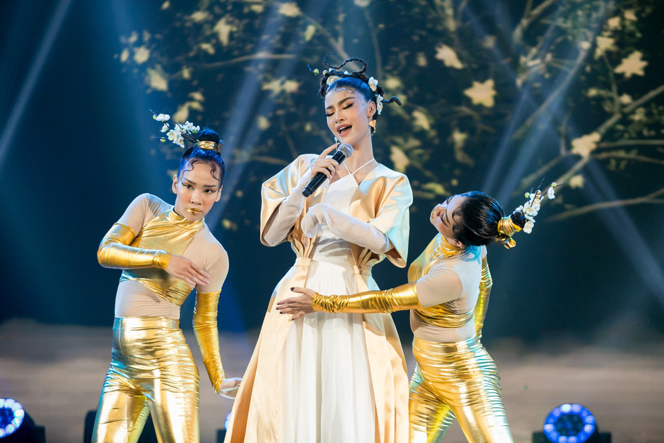 Hóa thân thành nhành mai vàng, nàng Á hậu cũng mong muốn lan tỏa những thông điệp tích cực thông qua triết lý bài thơ. (Ảnh: CTV/Vietnam+)