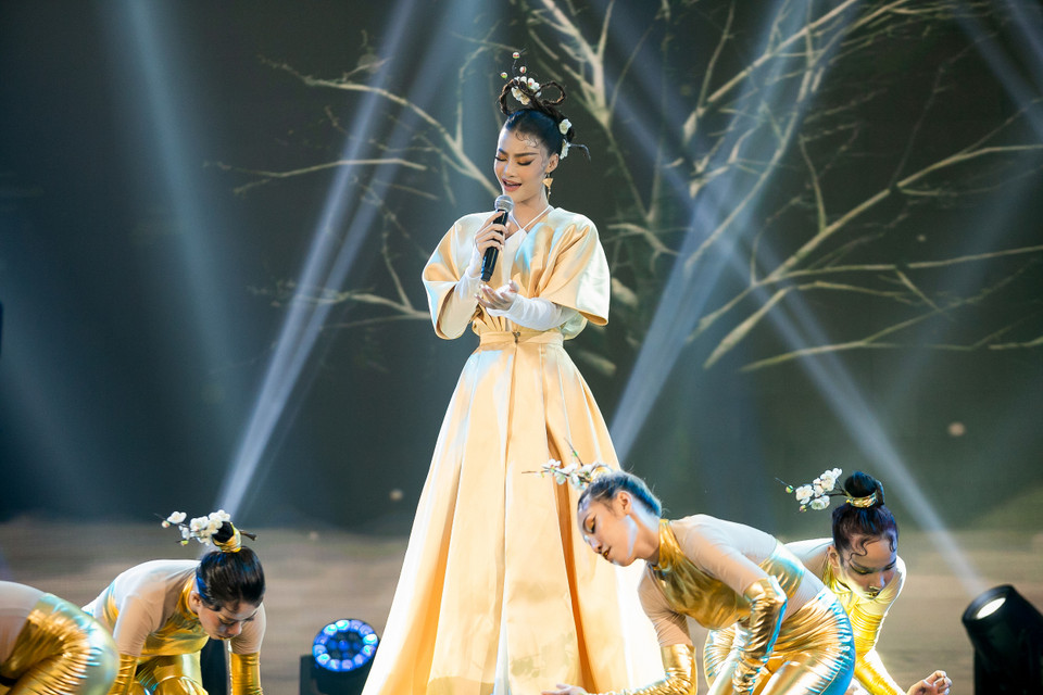 Tham gia cuộc thi The Heroes 2021, Á hậu Kiều Loan được nhiều người đánh giá cao khi là một trong những chiến binh mạnh. Nàng hậu tài năng không chỉ có chất giọng đầy nội lực mà còn sở hữu thân hình nóng bỏng cùng gout thời trang vô cùng ấn tượng mỗi lần xuất hiện. (Ảnh: CTV/Vietnam+)