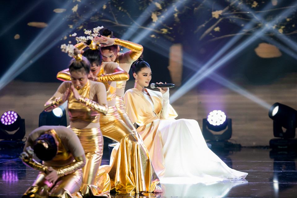 Sau 3 vòng thi liên tiếp, cô nàng bộc lộ mọi điểm mạnh cũng như khẳng định được phong cách âm nhạc của mình. Không dừng lại ở hình tượng gợi cảm, Kiều Loan mới đây lại tiếp tục ‘bứt phá’ khi mang đến ca khúc mới ‘Nhất chi mai.’ (Ảnh: CTV/Vietnam+)