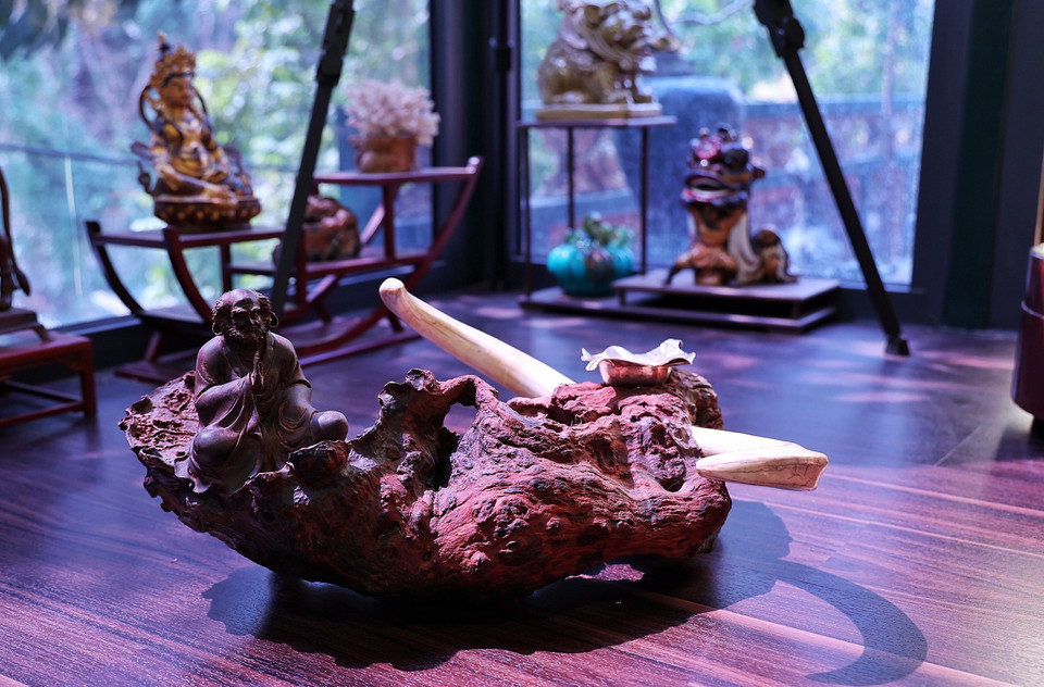 Tác phẩm gắn với điển tích 'Thập mục ngưu đồ' - 10 bức họa chăn trâu nổi tiếng trong Phật giáo. (Ảnh: Xuân Mai/Vietnam+)