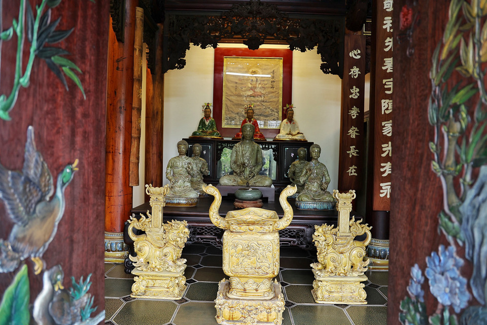 Ngôi nhà của gốm và gỗ. Đây không chỉ là nhà, mà thực sự là một không gian đậm đặc nghệ thuật truyền thống. (Ảnh: Xuân Mai/Vietnam+)