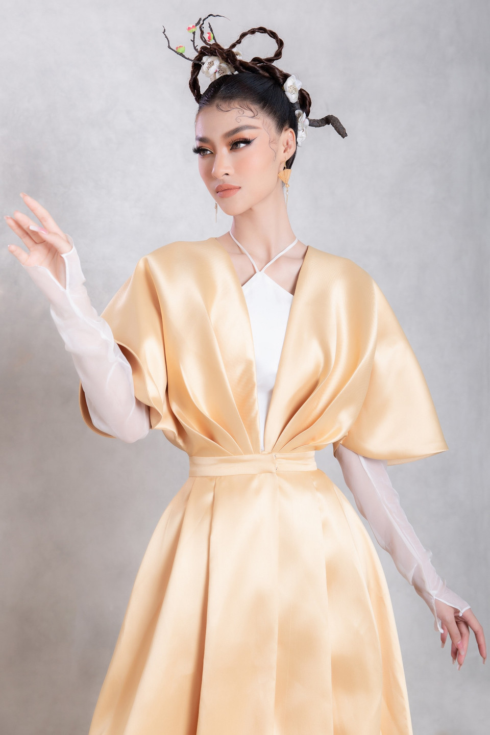 Cùng ngắm thời trang của Á hậu trong hình tượng nhành mai. (Ảnh: CTV/Vietnam+)